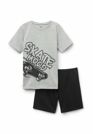 Šedé bavlněné tričko s černou grafikou skateboardu a textem "SKATE MOOD", v kombinaci s černými šortkami. Jednoduchý kulatý výstřih a krátké rukávy.
