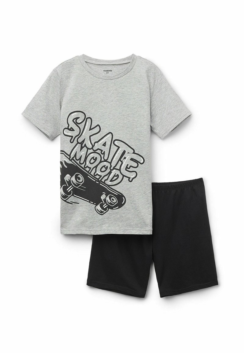 Šedé bavlněné tričko s černou grafikou skateboardu a textem "SKATE MOOD", v kombinaci s černými šortkami. Jednoduchý kulatý výstřih a krátké rukávy.