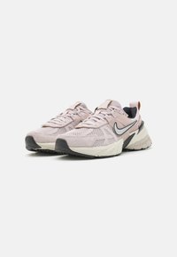 Nike Sportswear V2K RUN  - Sneakers basse - platinum violet/chrome/light bone/black/light iron ore
