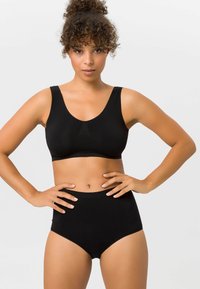 Schwarzer, nahtloser Bralet mit breiten Trägern und Rundhalsausschnitt, kombiniert mit hochgeschnittenen schwarzen Slips, beide aus glattem Stretchmaterial gefertigt.
