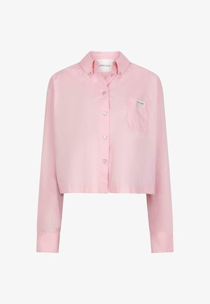Camisa corta de manga larga rosa hecha de algodón, con un cierre de botones en la parte delantera, cuello y un pequeño bolsillo frontal con detalle de logo.
