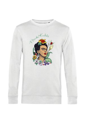 Weißer Pullover mit einem illustrierten Porträt von Frida Kahlo, umgeben von bunten Blumen und Blättern, mit dem Text "Frida Kahlo" darüber.