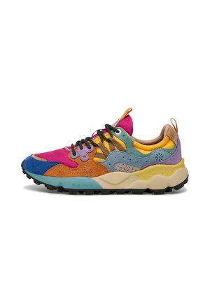 Sneaker colorati con una combinazione di materiali, tra cui suede e rete, caratterizzati da sezioni rosa, blu, arancione, giallo e verde. Suola in gomma resistente.