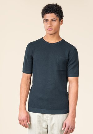 Dunkelgrünes kurzärmliges Strickshirt mit strukturiertem Muster und Rundhalsausschnitt, ausgestattet mit einer Brusttasche und gerippten Kanten.