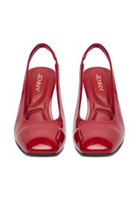 Punane patendi nahast slingback kontsad suletud varbaga ja lõigatud külgedega. Omab pehmendusega sisetald, millel on kuldsete tähtedega "JENNY".