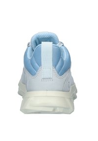 Sneaker azzurro chiaro con tomaia in tessuto texturizzato, colletto imbottito, linguetta sul tallone e suola in gomma bianca con motivi geometrici.
