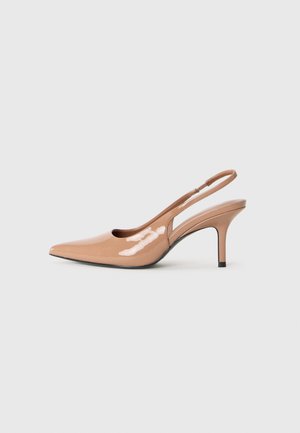 Nude patent kožne cipele s otvorenom stranom, u obliku potpetice, s oštrim vrhom i stiletto potpeticom visokom 7 cm. Crni naglasak na bazi potpetice.
