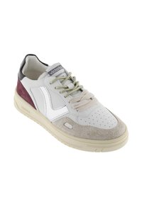 Herrskor i sneakers stil med ovandel i vitt läder och grå och vinröda detaljer, perforerad tåbox, texturerad beige panel och beige gummisula.