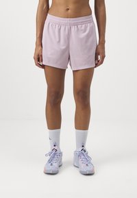 Ljuslila träningsshorts med texturerad tyg, elastisk midja och lös passform. Väldigt snyggt ihop med vita strumpor och mångfärgade träningsskor.