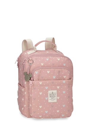 Mochila rosa con pequeños patrones de la cabeza de Mickey Mouse, bolsillo frontal, doble cremallera y un llavero metálico con encanto de Mickey en el lateral.