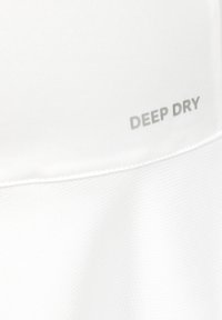 Valge kangas sujuva tekstuuriga, millel on heledas hallis tekst "DEEP DRY". Kujundus on minimalistlik ega sisalda täiendavaid mustreid või aktsente.