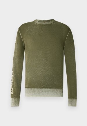 Camisola verde-oliva de manga comprida com punhos e bainha canelados, textura subtil desbotada e texto gráfico em cor clara na manga direita.