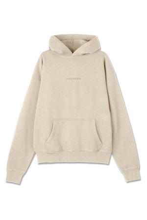 Beige hættetrøje med en lomme foran, ribbede manchetter og kant. Har et diskret præget logo i midten. Blødt, struktureret stof.