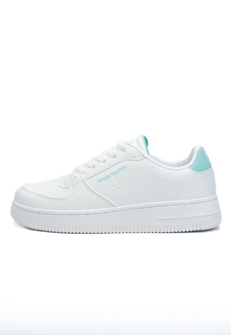 Vit sneaker med ljus turkosaccenter, med en strukturerad läderöverdel, rund tå, perforeringar för andningsförmåga och platta snörningar.