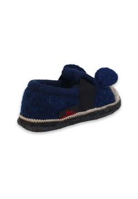 Navyblaue Filzschlappen mit weicher Textur, ausgestattet mit einem schwarzen Riemen und Pom-Pom-Akzenten, ergänzt durch eine kontrastierende helle und dunkle Sohle.
