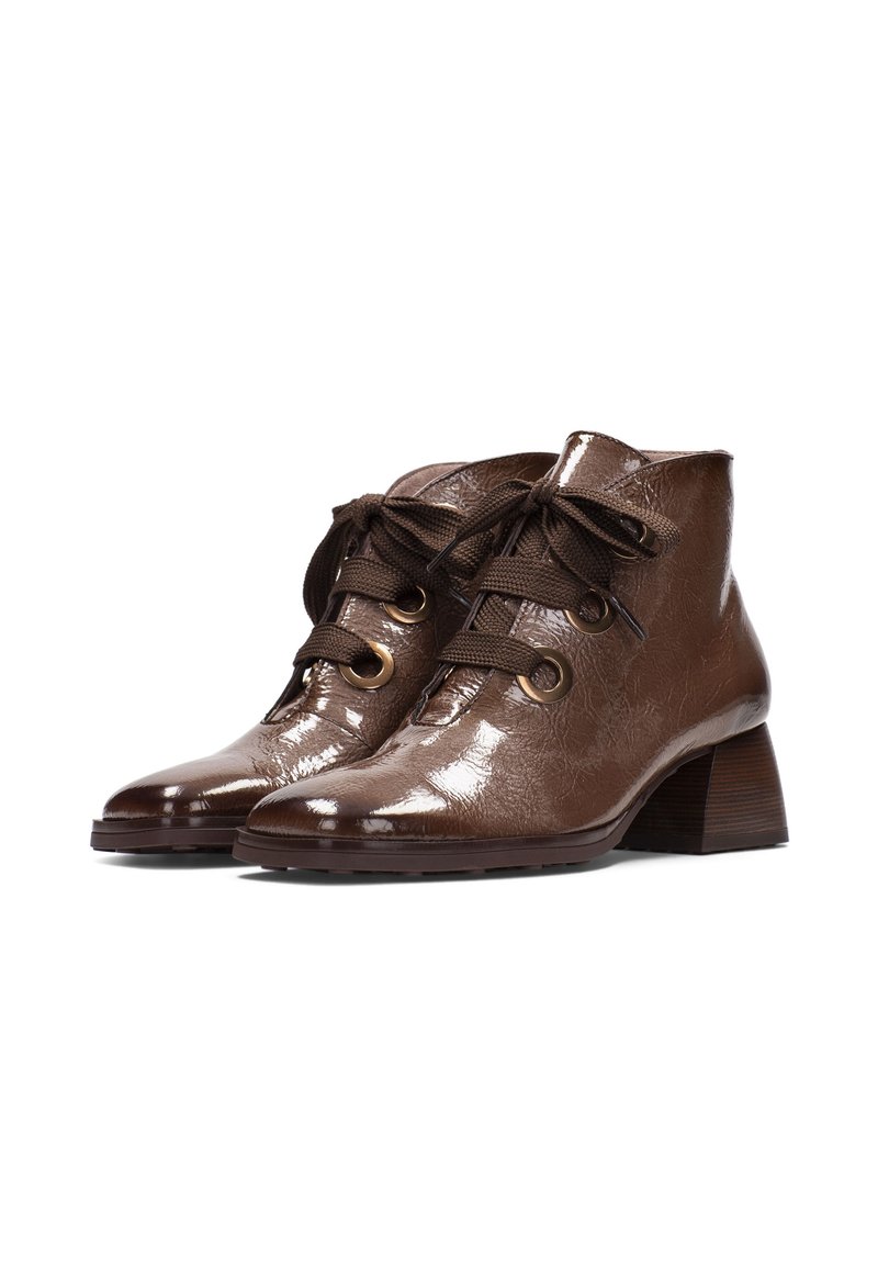 Stivaletti in pelle verniciata marrone con punta rotonda, design con lacci, occhielli dorati e tacco texturizzato. La suola è piatta con una leggera elevazione.