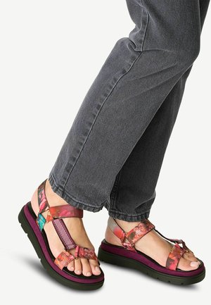 Multikleurige sandalen met bloemen- en geometrische patronen, synthetische banden en een dikke, gevoerde paarse tussenzool. Zwarte rubberen buitenzool.