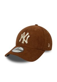 Gorra de béisbol de corduroy marrón con logo bordado en blanco, visera curvada y diseño ajustado. Cuenta con una etiqueta de talla en la parte delantera.