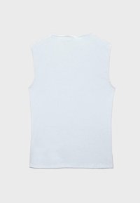 Maglietta bianca semplice senza maniche con scollo rotondo, vista da dietro su uno sfondo grigio chiaro.