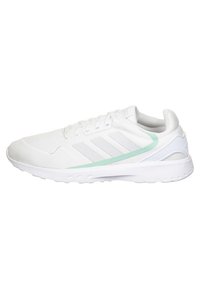 Zapatillas deportivas blancas con parte superior de malla, tres rayas gris claro y un acento verde menta a lo largo del costado. Presentan una suela gruesa de goma blanca.