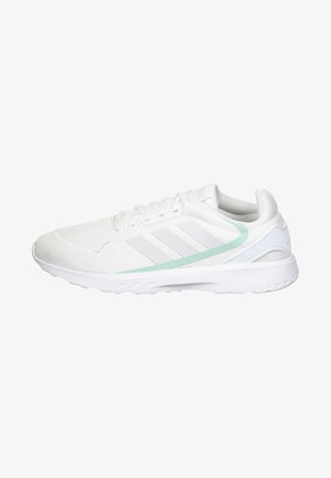 Zapatillas deportivas blancas con parte superior de malla, tres rayas gris claro y un acento verde menta a lo largo del costado. Presentan una suela gruesa de goma blanca.