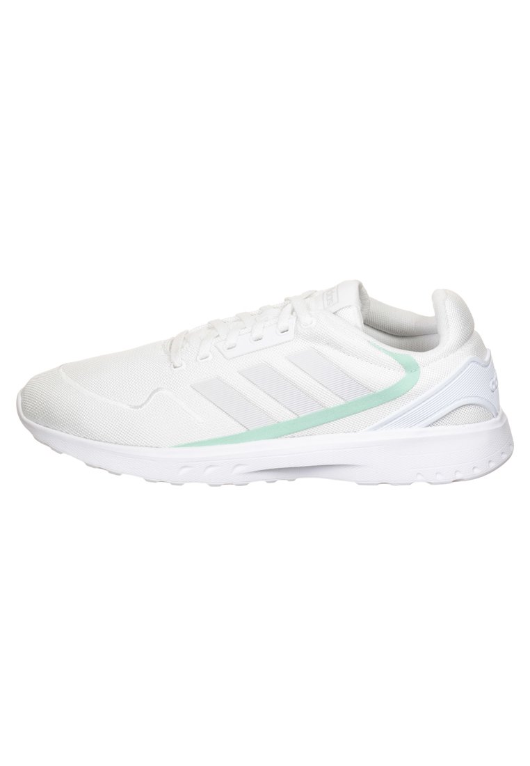 Zapatillas deportivas blancas con parte superior de malla, tres rayas gris claro y un acento verde menta a lo largo del costado. Presentan una suela gruesa de goma blanca.