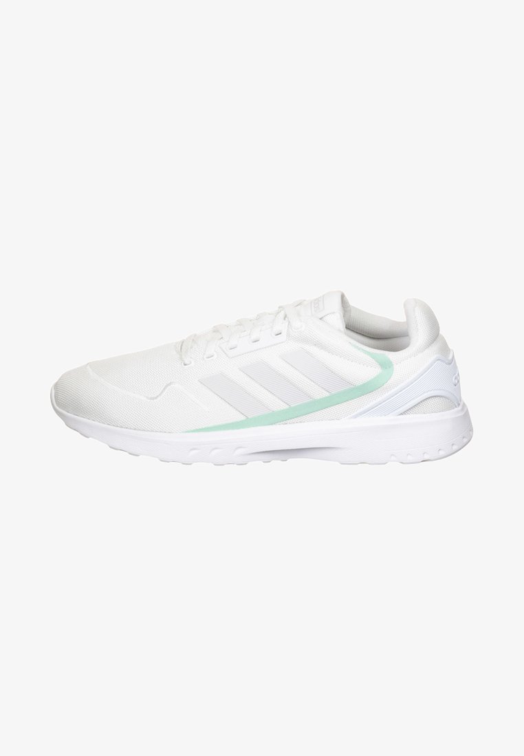 Zapatillas deportivas blancas con parte superior de malla, tres rayas gris claro y un acento verde menta a lo largo del costado. Presentan una suela gruesa de goma blanca.