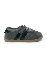 Sneaker per bambini in suede grigio scuro con strisce nere, cinturino in velcro, lacci grigi e suola marrone chiaro, vista laterale su sfondo bianco.