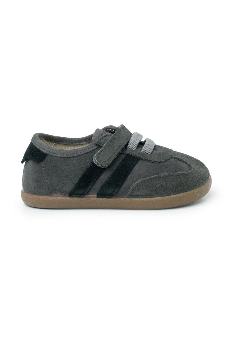 Sneaker per bambini in suede grigio scuro con strisce nere, cinturino in velcro, lacci grigi e suola marrone chiaro, vista laterale su sfondo bianco.