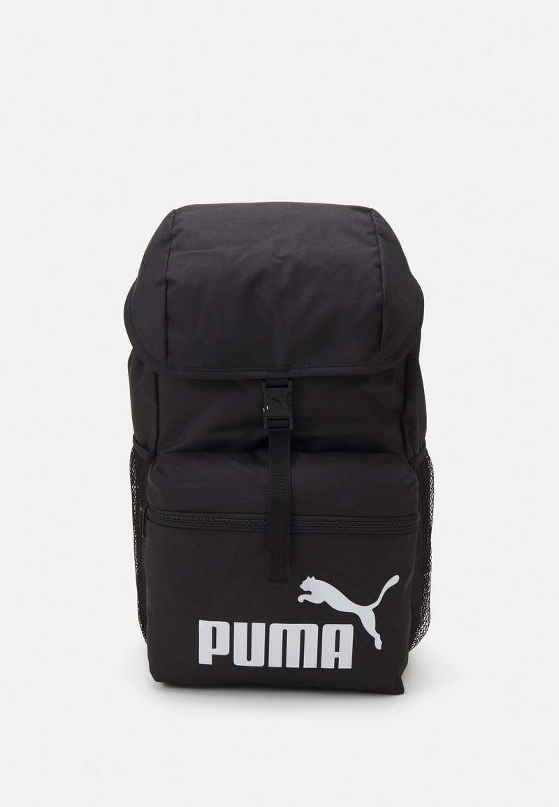 Čierny batoh z odolnej tkaniny s klopou, s veľkým bielym logom Puma a sieťovanými bočnými vreckami pre extra úložný priestor.