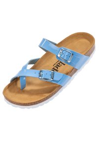 Světlé modré lakované sandály s dvěma nastavitelnými pásky a stříbrnými sponami, měkkou béžovou stélkou a bílou gumovou podešví. Plochý design.