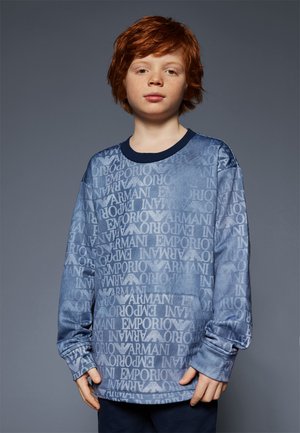 Modrá košeľa s dlhým rukávom s celoplošnou potlačou textu "Emporio Armani". Materiál má hladkú textúru a námornícky rebrovaný okraj výstrihu.