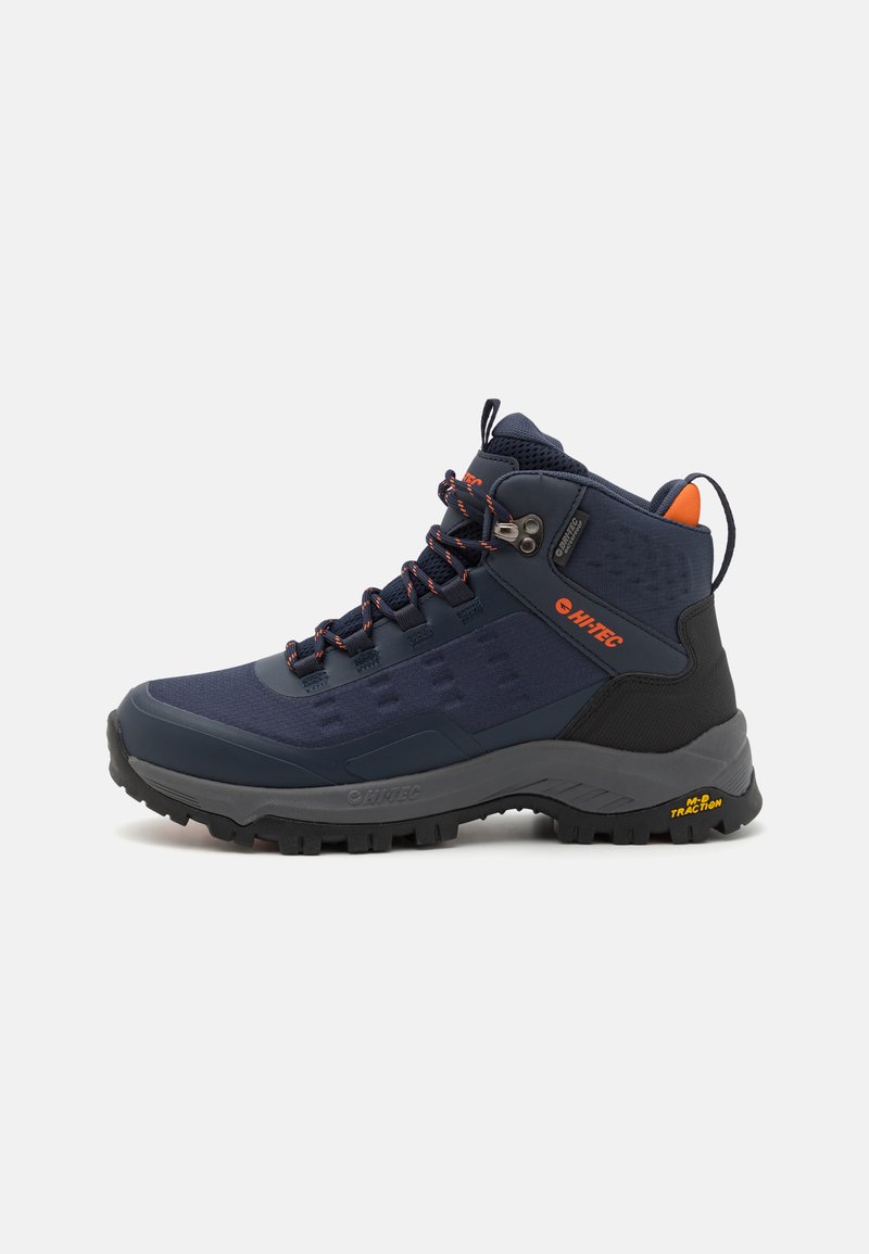 Middenhoog wandelschort in donker navy, met een textuur van synthetisch bovenmateriaal, oranje accenten en een robuuste zwarte rubberen zool voor grip.