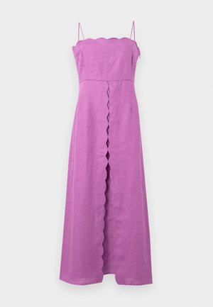 Vestido largo morado sin tirantes con tiras delgadas y detalle de abertura frontal con borde festoneado.