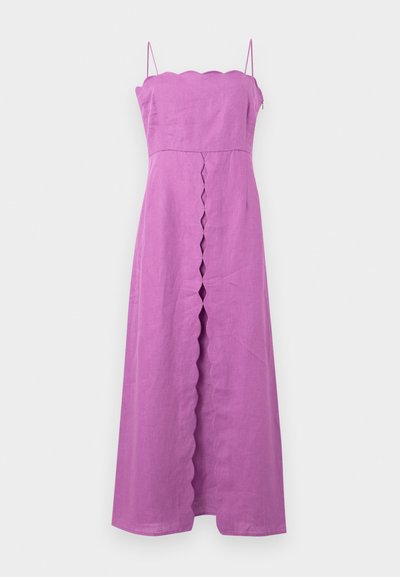 Robe longue violette sans bretelles avec fines bretelles et fente avant festonnée.