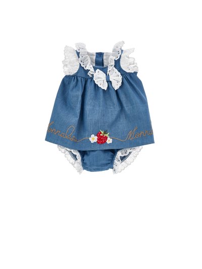 Μπλε παιδικό φόρεμα με λευκές δαντελένιες βολάν, φιόγκο στο στήθος, κεντημένη φράουλα, λουλούδια και καλλιγραφικό κείμενο κοντά στο τελείωμα.