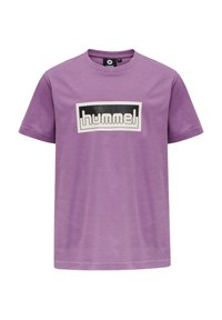 Fioletowa bawełniana koszulka z krótkim rękawem, z białym i czarnym prostokątnym logo z napisem "hummel" na wysokości klatki piersiowej. Okrągły dekolt.