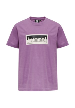 Paarse katoenen t-shirt met een wit en zwart rechthoekig logo met de tekst "hummel" op de borst. Korte mouwen en een ronde hals.