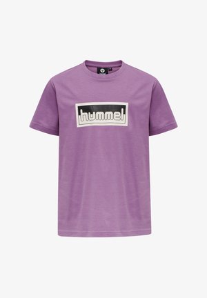 Lila Baumwoll-T-Shirt mit einem weißen und schwarzen rechteckigen Logo, das "hummel" auf der Brust trägt. Kurze Ärmel und Rundhalsausschnitt.