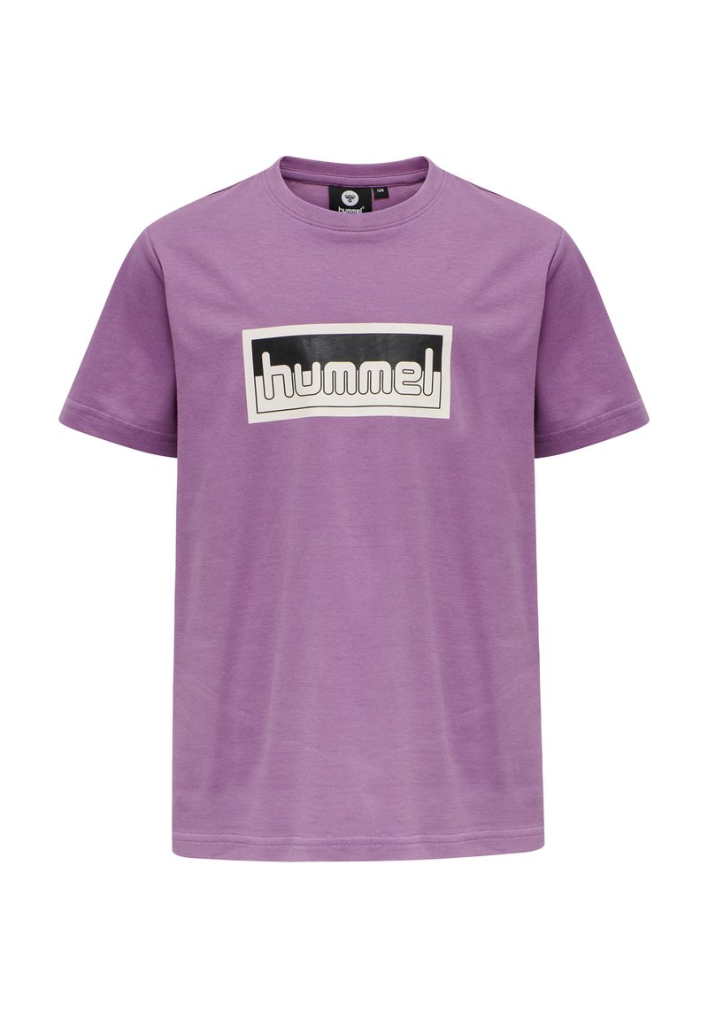 Fioletowa bawełniana koszulka z krótkim rękawem, z białym i czarnym prostokątnym logo z napisem "hummel" na wysokości klatki piersiowej. Okrągły dekolt.