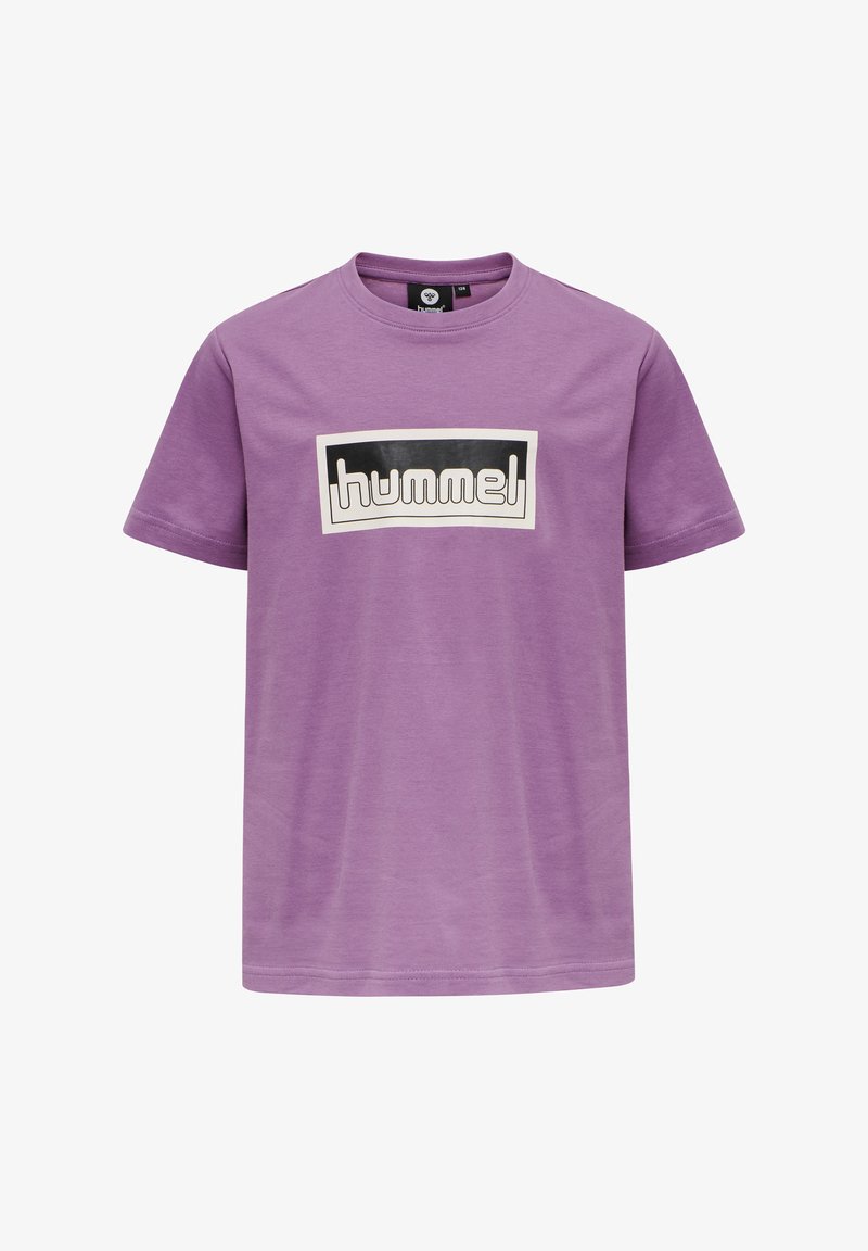 Lilla bomulds t-shirt med et hvidt og sort rektangulært logo, der står "hummel" henover brystet. Kortærmet og rund hals design.