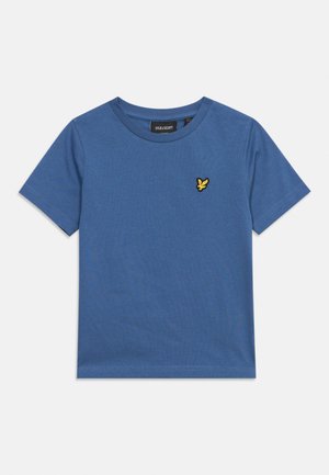 Tricou albastru cu mânecă scurtă, guler rotund și un mic logo galben cu pasăre pe partea stângă a pieptului.