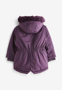 Veste puffer violette avec une doublure en fausse fourrure sur la capuche, taille cintrée et poignets élastiques, dotée d'un matériau extérieur lisse et brillant.