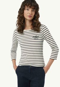 Gestreiftes Langarmshirt in Weiß und Marineblau mit Rundhalsausschnitt, das mit einem gestickten Detail versehen ist, auf dem "Common Loves Portugal" steht.