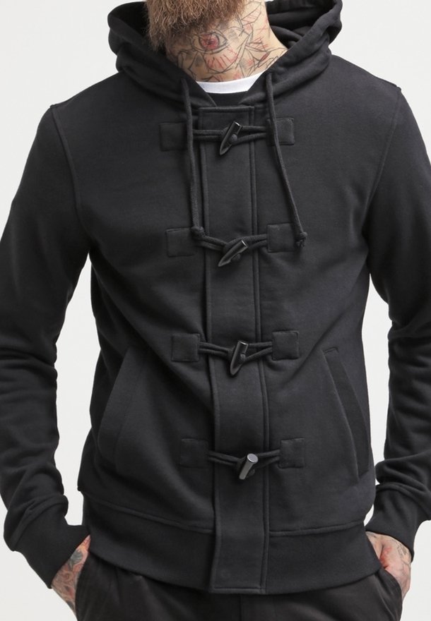 Sweat à capuche noir en matière douce, avec fermetures à bascule et poches avant. Le design comprend une poche kangourou et des détails texturés.