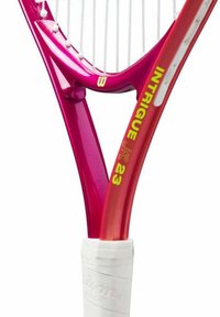 Raquette de tennis avec un cadre rose et rouge. Poignée blanche recouverte de ruban. Présente des lettres jaunes : "INTRIGUE JR 23" sur le cadre.