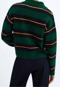 Sweter w zielono-granatowe paski z pomarańczowymi akcentami, wykonany z puszystego materiału. Posiada wysoki kołnierz i krój do talii.