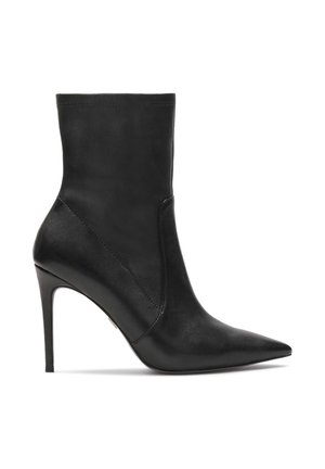 Stivale alla caviglia in pelle nera con punta affusolata, tacco alto e sottile, dal design minimalista. Texture liscia con dettagli di cucitura sottili.
