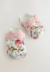 Lillelillased puukingad on valge alusega ja elavate lillemusteritega, millel on roosa lipsurihm. Valmistatud vastupidavast materjalist, millel on ventilatsiooniavad.