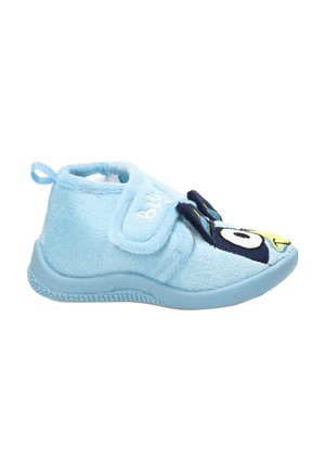 Zapatilla infantil azul claro con suela suave, cierre de velcro y un dibujo bordado de una cara de animal de dibujos animados en la puntera.